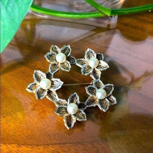 Vintage Flower Circle Pearl Brooch - Picture 1 of 5